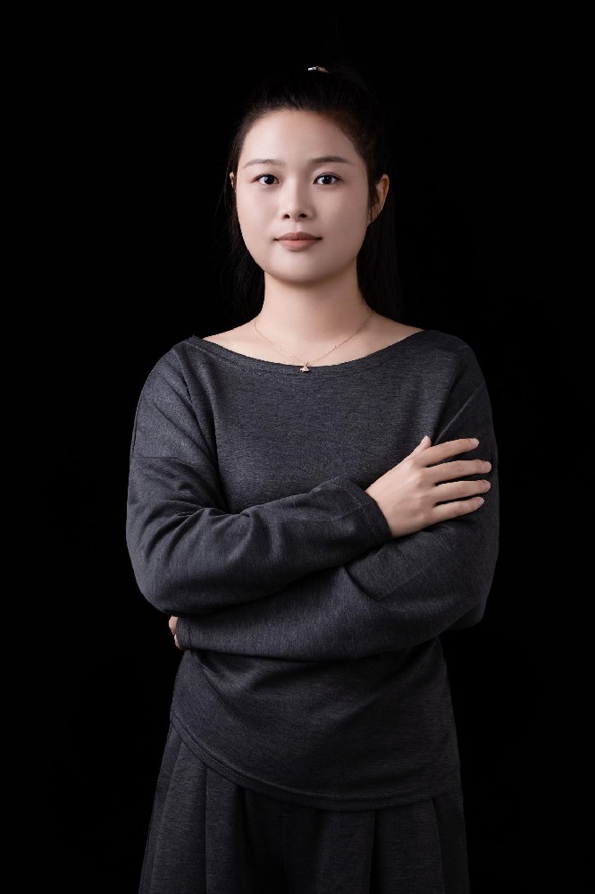 劉文君（國(guó)瓷紅葉畫(huà)院高級(jí)畫(huà)師）